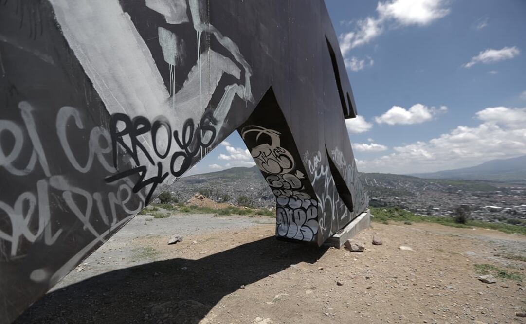 La escultura "La Paz de Ixtapaluca", de Jorge Marín, fue vandalizada con pintas y grafitis a pesar de que todavía no ha sido inaugurada. 