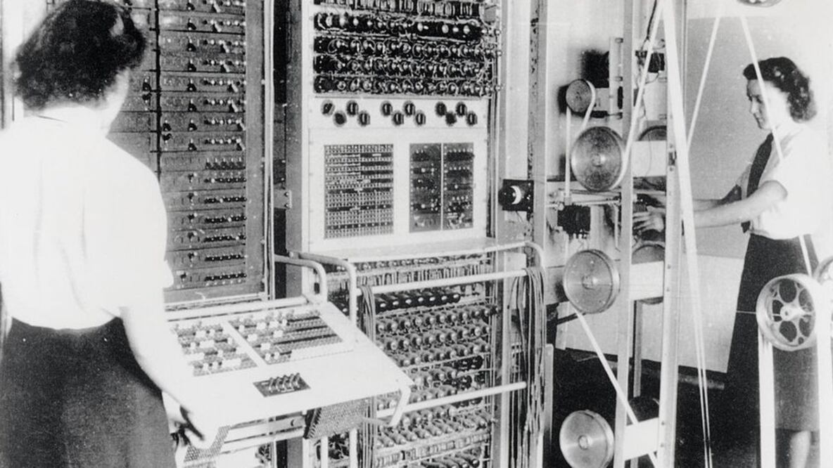 Colossus, la primera computadora electrónica programable, fue usada por la inteligencia británica durante la Segunda Guerra Mundial. Estas mujeres trabajaban operando la máquina (Foto: Bletchley Park Trust/Getty Images)