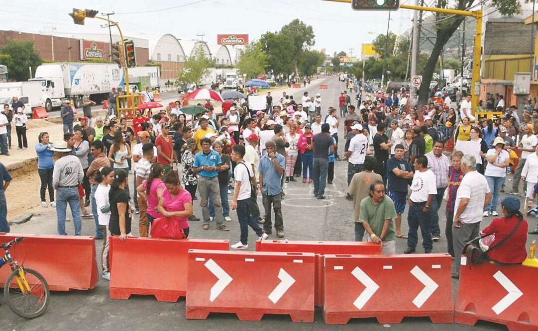 Vecinos de Santa María Tulpetlac bloquearon durante más de seis horas los dos sentidos de la Vía Morelos