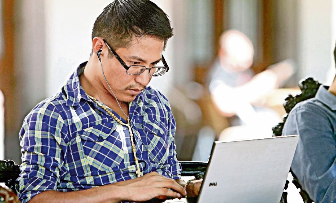 Educación. En la primera convocatoria se registraron cerca de 50 mil personas para cursar la prepa en línea; desertaron más de 45 mil (ARCHIVO EL UNIVERSAL)