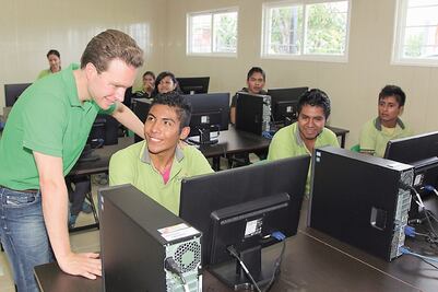 Entrega el gobernador Velasco un Kiosco Digital