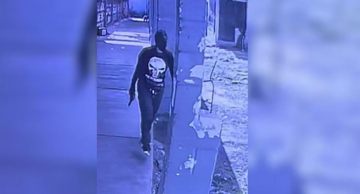 Una reclusa es captada en video durante el ataque de la pandilla Barrio 18 contra integrantes de la Mara Salvatrucha en un penal de mujeres de Honduras. FOTO: CAPTURA