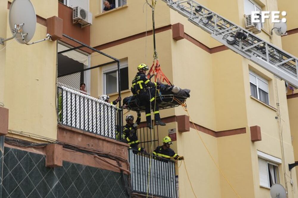 Los Bomberos de Cádiz, #España 🇪🇸 trasladaron este jueves a José María Fernández, desde su casa, al hospital donde recibirá tratamiento médico. Foto: EFE