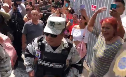 Familiares de reos increpan a la GN tras su arribo con armas largas al Reclusorio Oriente