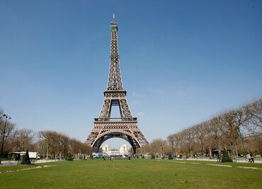Subastan un tramo de las escaleras originales de la Torre Eiffel