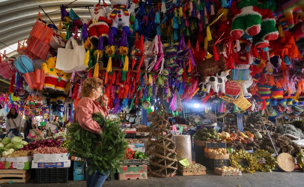 Venta de piñatas y productos para rellenarlas en el mercado de Jamaica. Foto: Luis Camacho | El Universal