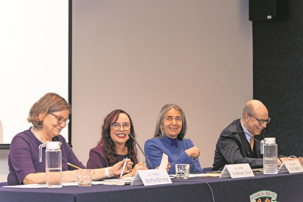 Martha Bárcena, embajadora eminente; Guadalupe Galván, editoria de la sección Mundo de EL UNIVERSAL, quien moderó tres mesas en el coloquio El otro lado: Nuevas perspectivas de la relación México-Estados Unidos; Julia Carabias, doctora honoris causa por la UNAM, y Alejandro Chanona, director de la Facultad de Ciencias Políticas y Sociales. Foto: HUGO SALVADOR. EL UNIVERSAL