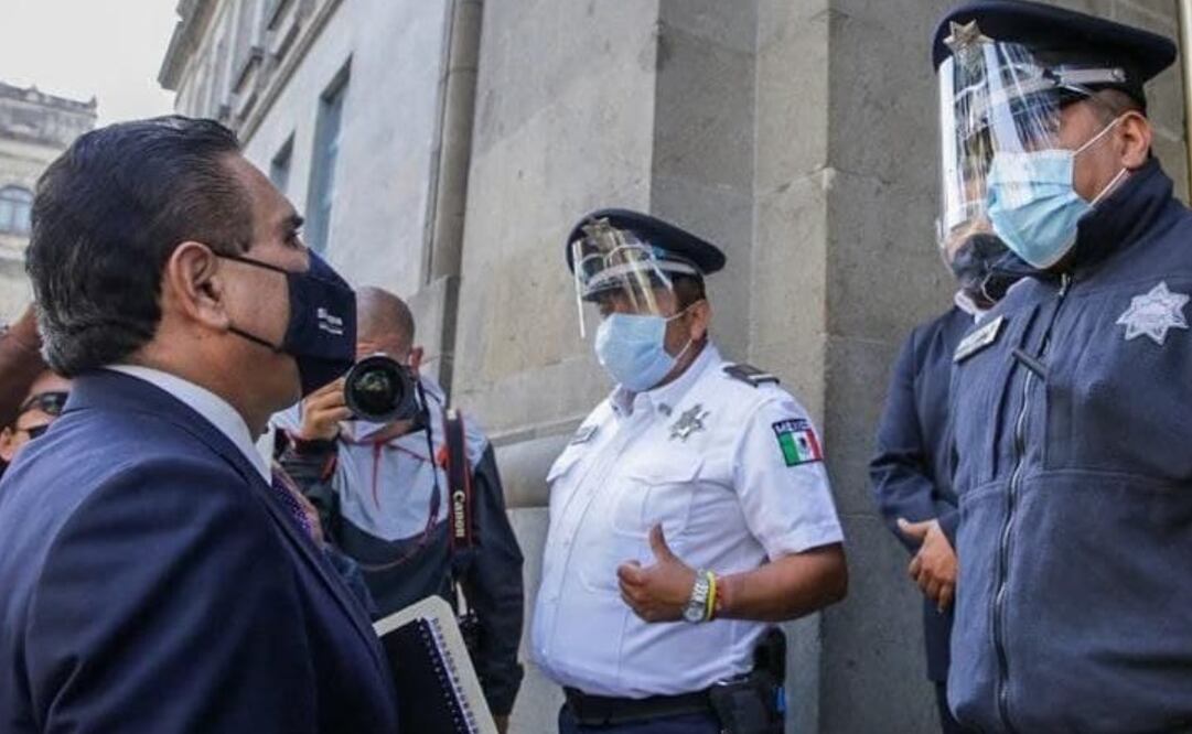 La esposa de Israel Vallarta y otras mujeres persiguieron al gobernador de Michoacán y le gritaron insultos. Foto: Twitter @Silvano_A