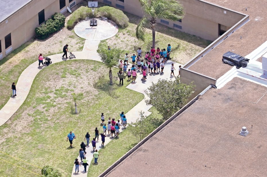 Niños migrantes, algunos de ellos en carreolas, en uno de los centros de internamiento del gobierno estadounidense en Texas Foto: Archivo