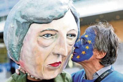 UE acuerda aplazar salida británica