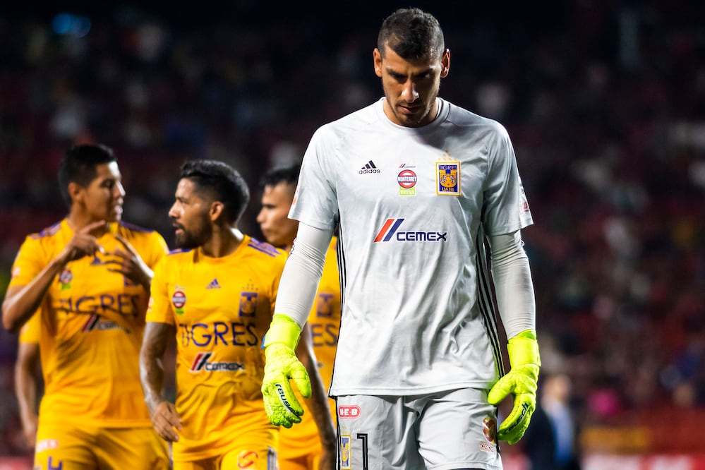 Guzmán camina al vestidor tras el empate ante Tijuana (Imago7).