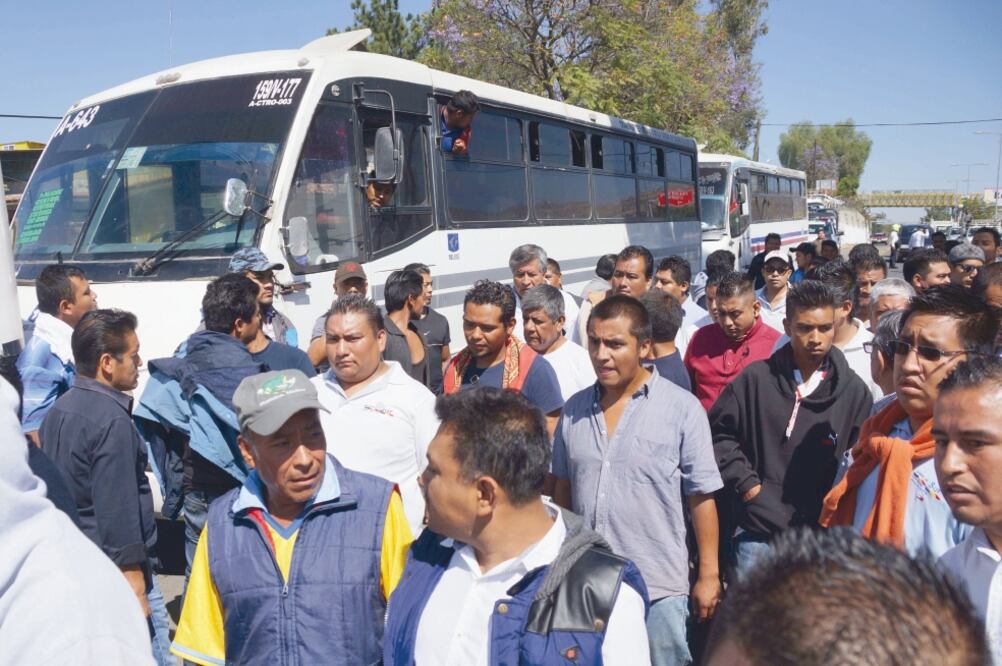 Después de las 8:00 horas los choferes colocaron las banderas rojinegras en dos empresas de servicio de traslado para exigir mejores garantías y respeto a sus derechos laborales. (EDWIN HERNÁNDEZ. EL UNIVERSAL)