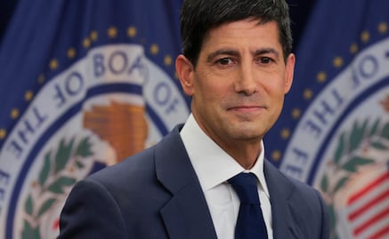 Inflación en EU es "preocupante", afirma presidente de la Fed; rechaza que política monetaria sea restrictiva