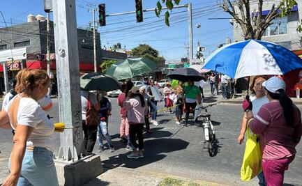 Bloquean por dos horas Avenida Central para exigir reparación de socavón que ocasionó fuga de agua en Ecatepec