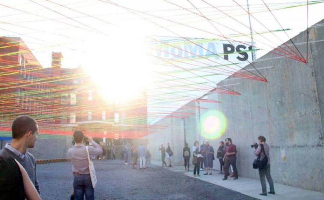 Using the modulation of the holes existing in the concrete by the formwork ties when the walls were originally poured, the architects wove a textured canopy suspended over the courtyard made of colorful ropes. (Photo: Taken from Twitter @MoMAPS1) 