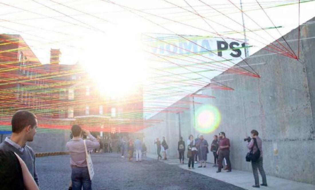 Using the modulation of the holes existing in the concrete by the formwork ties when the walls were originally poured, the architects wove a textured canopy suspended over the courtyard made of colorful ropes. (Photo: Taken from Twitter @MoMAPS1)