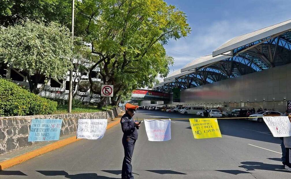Los inconformes cerraron con un lazo la circulación vehicular en los accesos al AICM en la Terminal 1, frente a la puerta número 2 21 de enero. Foto: Juan Carlos Williams / EL UNIVERSAL