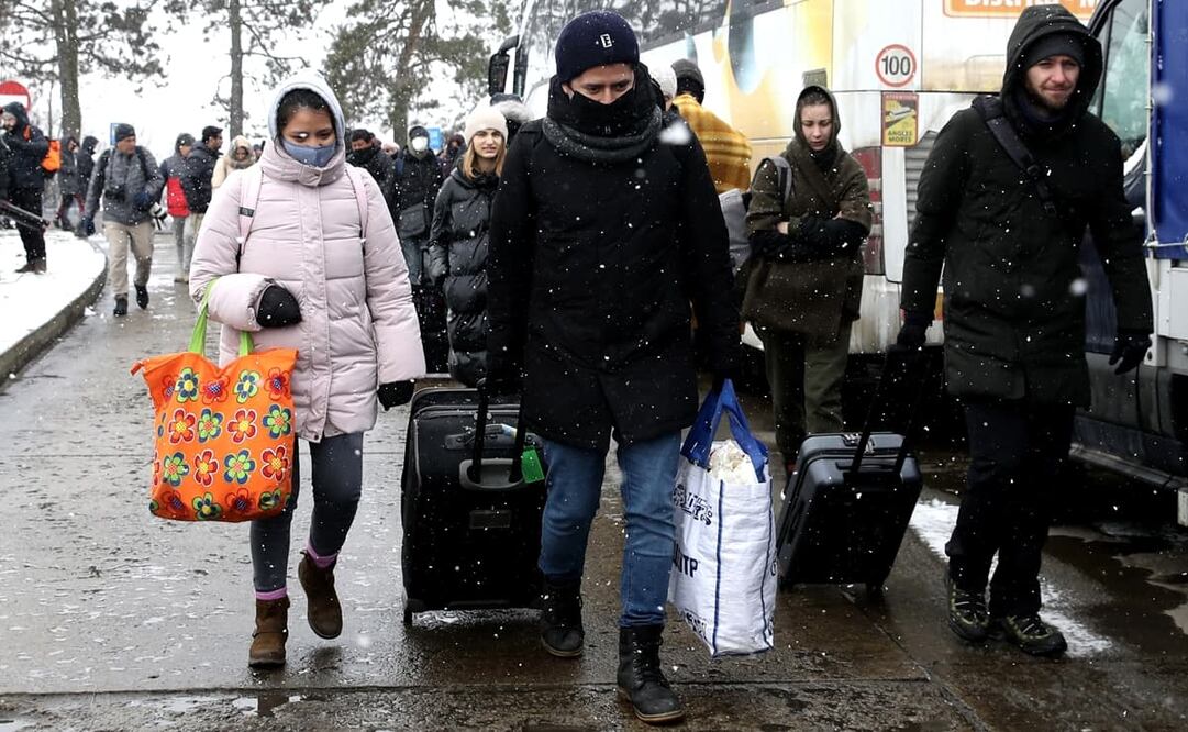 Mexicanos (al frente), junto con personas de otros países, cruzaron ayer la frontera entre Ucrania y Rumania. Fotos: Valente Rosas. EL UNIVERSAL