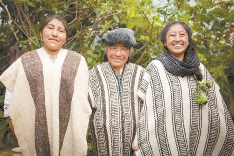 Renace tradición del gabán mixe en Oaxaca