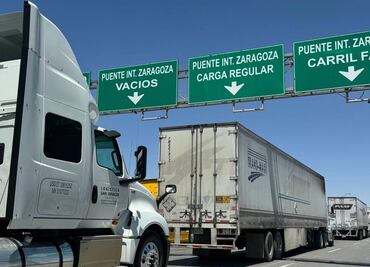 Largas filas en cruces de mercancías de Ciudad Juárez a EU por revisiones en la frontera con Texas