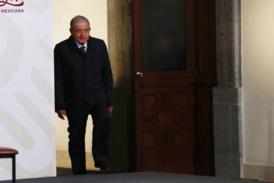 Miel con limón, paracetamol y VapoRub, los remedios de AMLO para superar el Covid