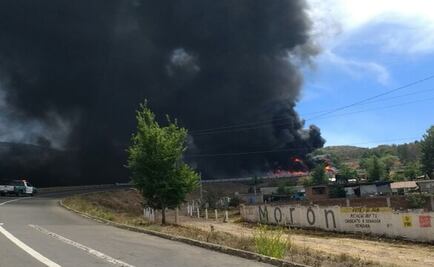 Vuelca pipa y explota en la autopista Siglo XXI