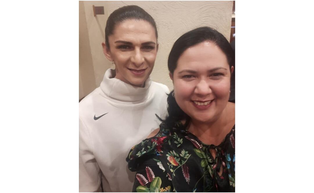 La senadora Alejandra León asiste a una reunión en la Ciudad de México donde se tomo una foto con la ex atleta Ana Gabriela Guevara (Foto: tomada de Facebook @alexleongastelum)