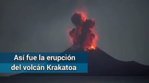 Hace erupción el volcán Krakatoa en Indonesia