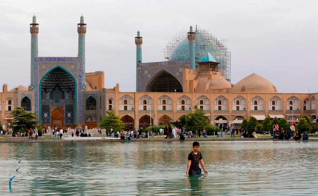 Gente visita la histórica plaza Naqsh-e Jahan en Isfahan. Foto: ATTA KENARE / AFP