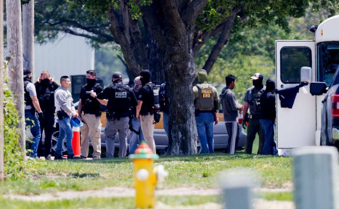 Agentes federales son vistos cerca de Glenn Valley Foods en Omaha, Nebraska, Estados Unidos (EU). Foto: Nikos Frazier / AP