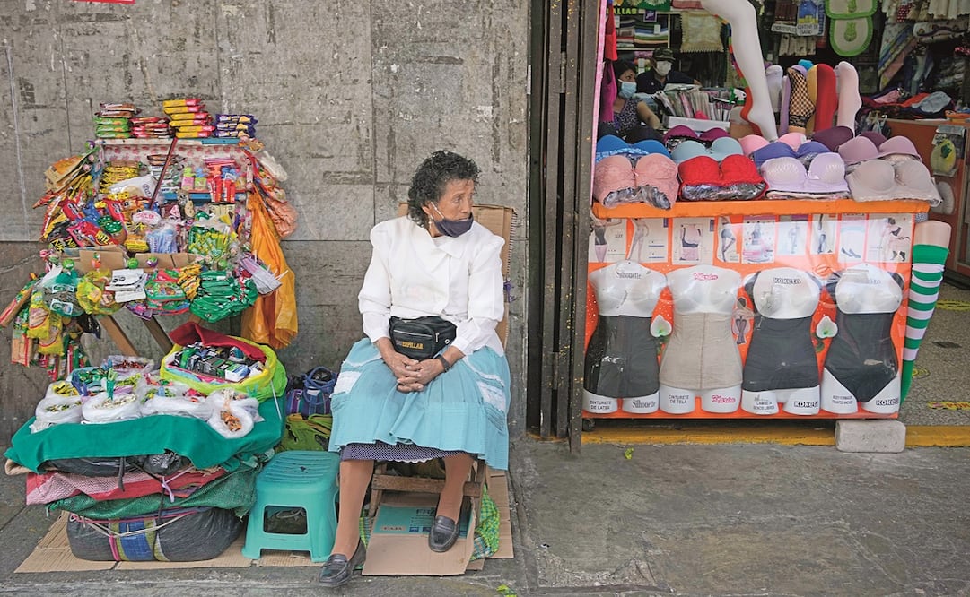 Justina, vendedora de dulces, espera clientes en Lima. La OIT advierte que este 2022 prevalecerán el desempleo y los empleos informales, efecto de la pandemia. Foto: Martín Mejía/ AP
