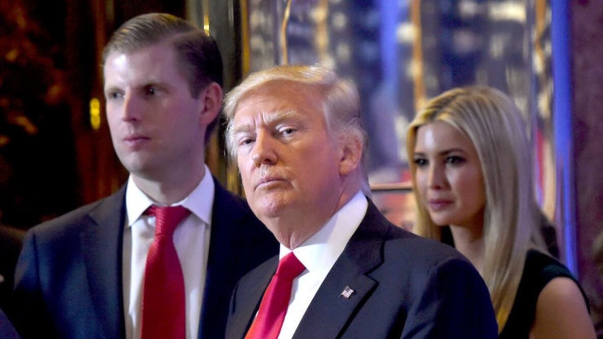 Donald Trump (centro) pasó el control de la organización a sus hijos cuando fue presidente. Foto: Getty Images