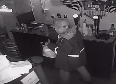 Captan cómo repartidor de Uber Eats roba celular en restaurante de la Condesa