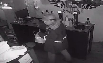 Captan cómo repartidor de Uber Eats roba celular en restaurante de la Condesa