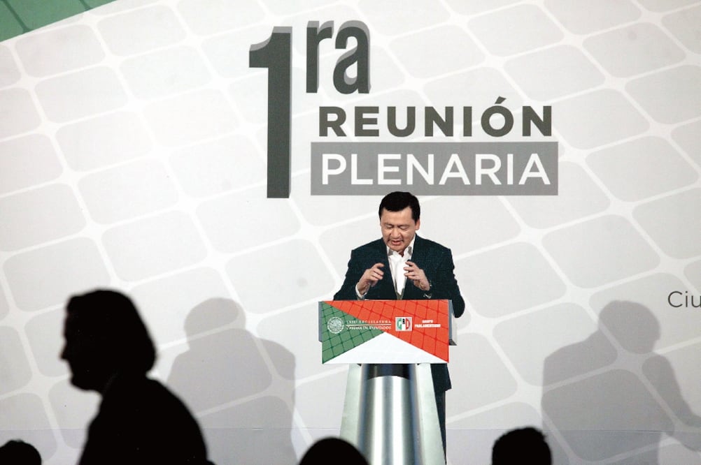 El titular de la Segob, Miguel Ángel Osorio Chong, se reunió con la nueva bancada del PRI y dijo que el Ejecutivo analiza enviar iniciativas preferentes (VALENTE ROSAS. EL UNIVERSAL)