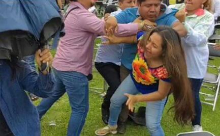 Tiran golpes y vuelan sillas en Guelaguetza Magisterial de la Sección 22 en Oaxaca