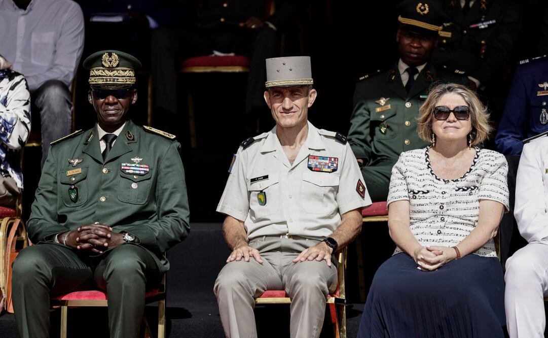 El Jefe del Estado Mayor de Senegal, el general Mbaye Cisse, el general francés Pascal Ianni, comandante de las tropas francesas en África, y la embajadora de Francia en Senegal, Christine Fages, asisten a la ceremonia de devolución a Francia de Camp Geille, su mayor base en el país, y su aeródromo en el aeropuerto de Dakar, el 17 de julio de 2025. Foto: AFP
