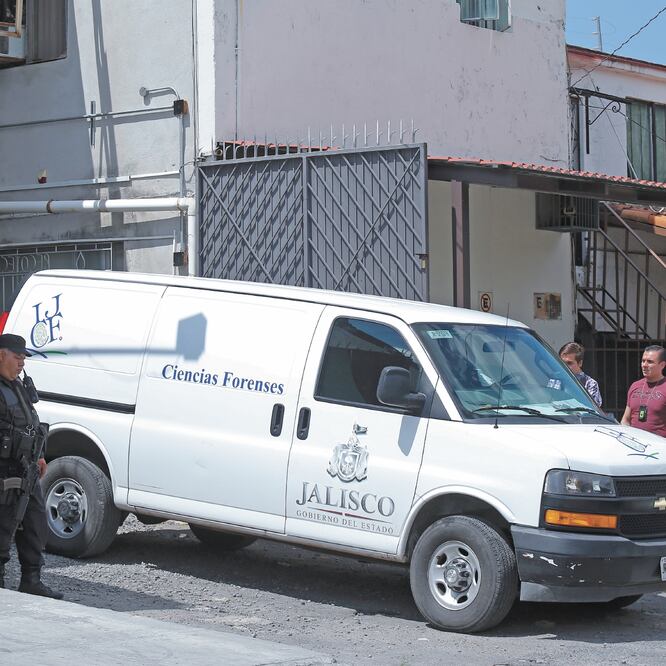 Agentes del Ministerio Público y peritos del Instituto Jalisciense de Ciencias Forenses laboraron ayer en el inmueble en busca de más indicios. CARLOS ZEPEDA. EL UNIVERSAL