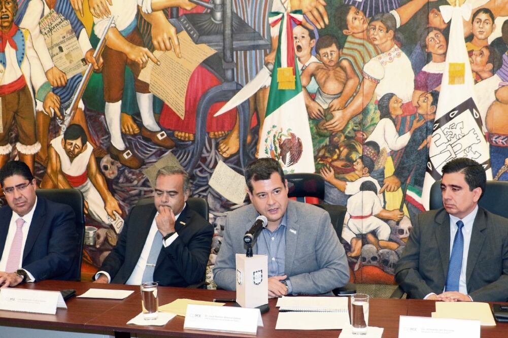 El jefe de Gobierno, José Ramón Amieva (centro), informó que se ha detectado que extranjeros se relacionan con grupos delincuenciales de la capital (CORTESÍA)