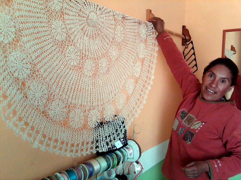 Una artesana del municipio de Ixmiquilpan muestra su trabajo hecho a mano utilizando como materia prima el ixtle. Foto: Archivo EL UNIVERSAL.