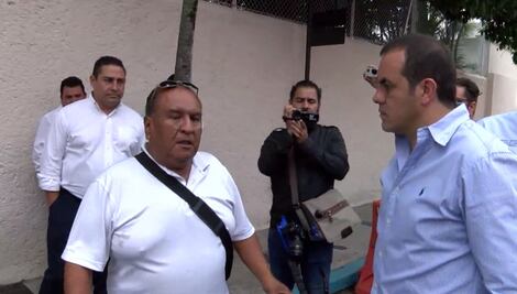 Taxista reclama al "Cuau" falta de bacheo en Cuernavaca