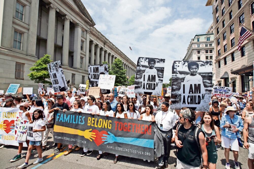Hasta 50 mil personas se congregaron frente a la Casa Blanca, en Washington, para exigir al gobierno estadounidense el fin de la política de “Tolerancia Cero”. Foto: ALEX BRANDON. AP