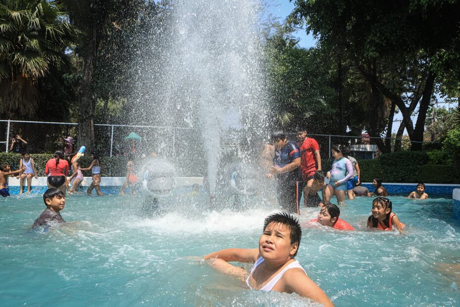 Chicos y grandes se refrescan un poco en este Sábado de Gloria. (FOTO: Gabriel Pano)