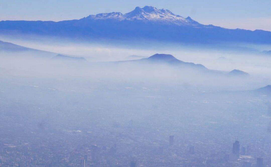 Los volcanes Iztaccíhuatl y Popocatépetl, se pudieron observar durante el amanecer en la Ciudad de México. Foto: Cuartoscuro/El Universal