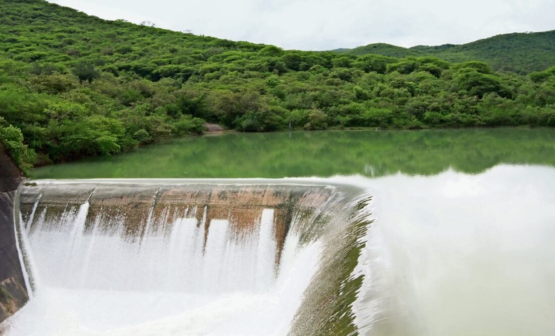 Debido a que se registró 5% más lluvia durante 2017, la Conagua señala que se tiene un superávit de agua en la mayoría de las presas, lo que garantiza el abasto del vital líquido para uso doméstico y agrario hasta 2020. (ARCHIVO EL UNIVERSAL)