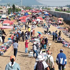 Tianguis de Puente Rojo deja autopista