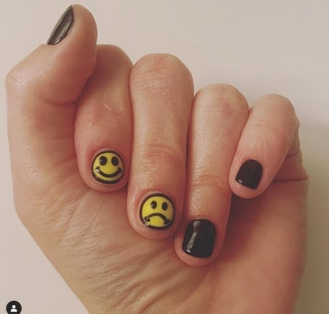 Nail art con caritas felices, la tendencia para alegrarte el día