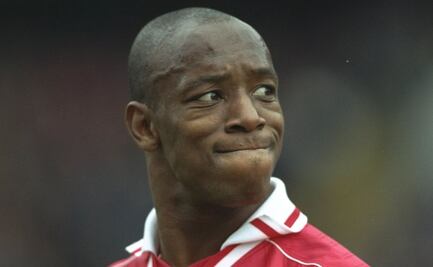 Expulsan de por vida a jugador de FIFA por insultos racistas a exfutbolista del Arsenal