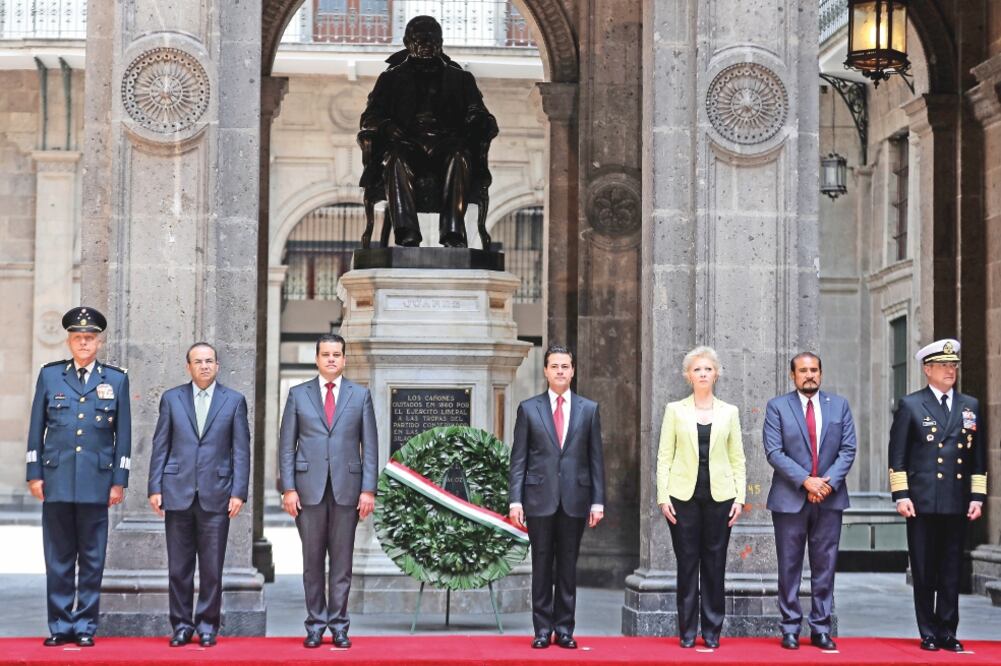 El presidente Enrique Peña Nieto presidió la guardia de honor por el 212 aniversario del natalicio de Benito Juárez, frente a la escultura del Benemérito de las Américas en el Palacio Nacional (LUCÍA GODÍNEZ. EL UNIVERSAL)