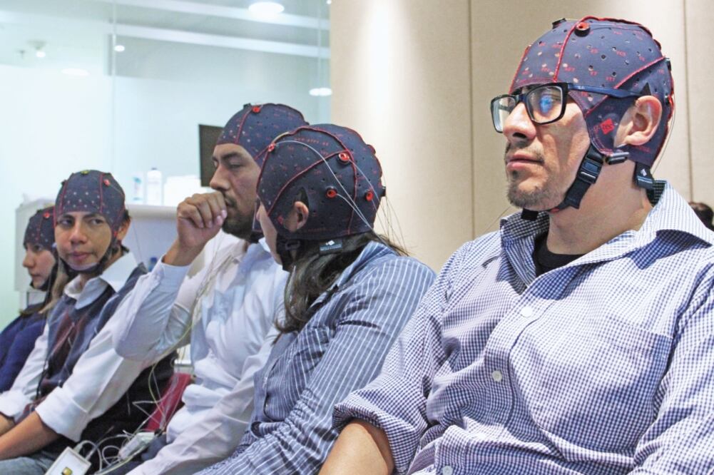 En un laboratorio, especialistas hacen pruebas sobre la reacción de las personas ante spots electorales y debates presidenciales. Les conectan un aparato que monitorea sus ondas cerebrales para determinar si el mensaje de una campaña es afín al público. 